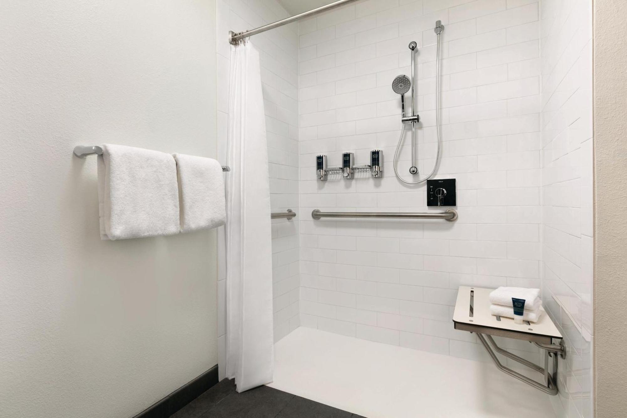 Four Points By Sheraton Raleigh Arena Экстерьер фото